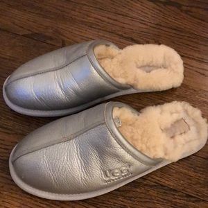 UGG slippers woman’s size 10 and fit men size 8.5